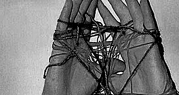 hands with string